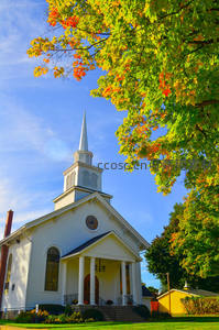 秋日白教堂，枫叶映衬蓝天