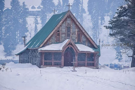 雪覆森林中的童话教堂