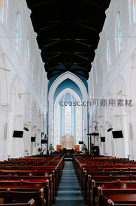 现代教堂内部的宁静长廊