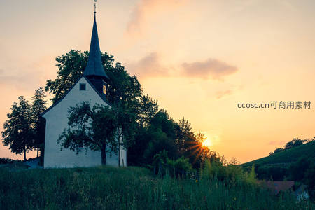 夕阳下的乡村教堂静谧安详