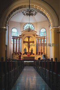 华丽教堂内景，金色祭坛与彩窗辉映