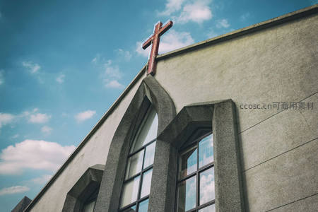 蓝天白云下的教堂尖顶与十字架