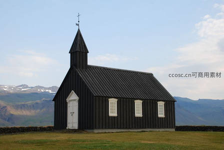 黑教堂静立山野间如童话世界