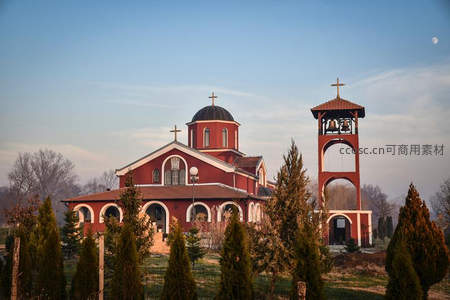红墙教堂与钟楼沐浴晨曦之中