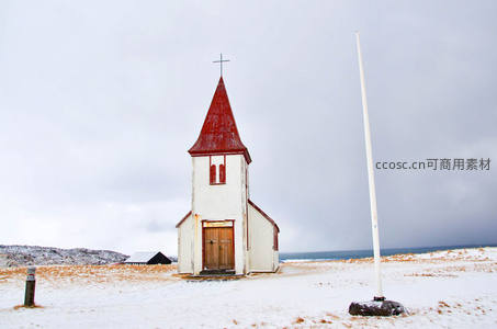 雪地中的白色小教堂与红色尖顶