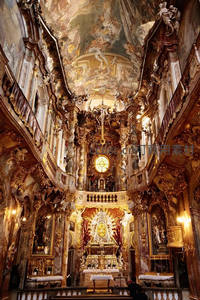 巴洛克风格教堂内部，金碧辉煌的穹顶壁画与雕刻