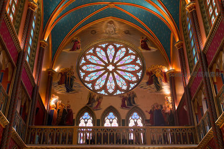 华丽教堂玫瑰窗与穹顶壁画的艺术盛宴