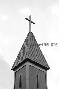 黑白光影下的现代教堂尖顶与十字架