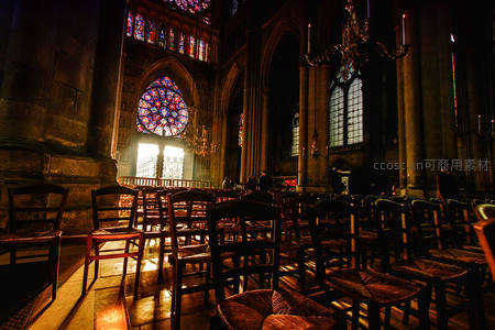 哥特教堂彩窗光影洒满长椅