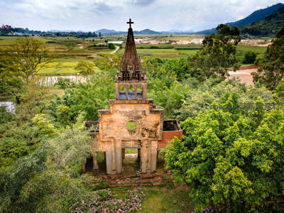 航拍废弃教堂隐于绿野山间