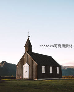 黑木教堂孤寂矗立草原山峦