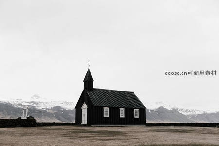黑教堂与雪山背景的极简构图