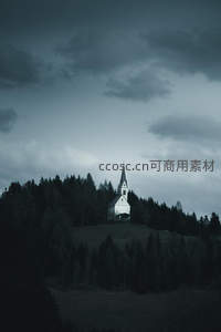 孤寂山巅白色小教堂在阴云下