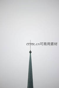 简约尖塔顶端十字架直指苍穹