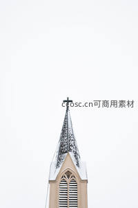 雪覆教堂尖顶，十字架静立苍穹之下