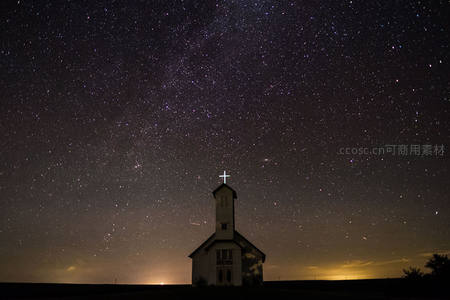 星空下的孤独教堂，银河横跨夜空之上