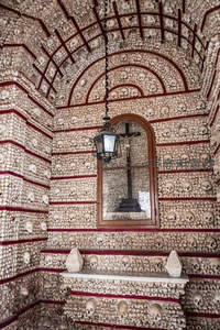 骷髅装饰的拱形礼拜堂，阴森而庄重