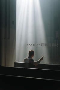 光柱中祈祷的剪影信徒