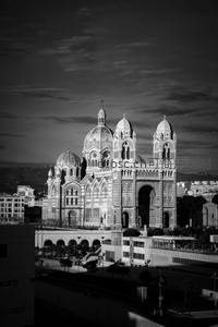 黑白影像中的宏伟教堂