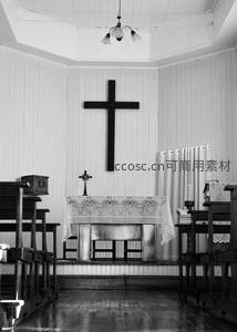 简约教堂内的肃穆圣坛