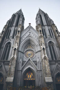 宏伟双塔教堂正面仰视图