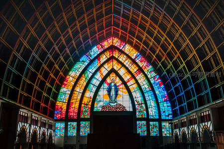 现代教堂穹顶下绚烂的圣母彩窗