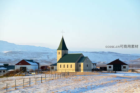 雪原之上宁静的乡村小教堂