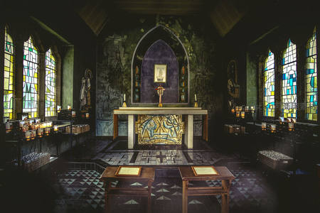 彩色玻璃窗下的教堂祭坛静谧庄严