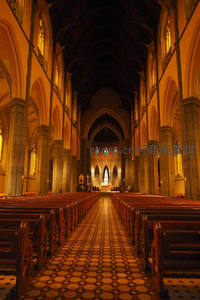 高耸拱顶教堂内长廊光影交错