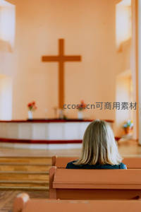 背影凝望十字架的宁静