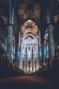 哥特式教堂幽深长廊