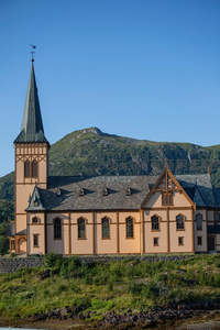 山峦环抱中的北欧木教堂