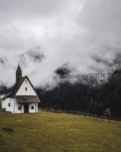 云雾缭绕山间小教堂静谧安详
