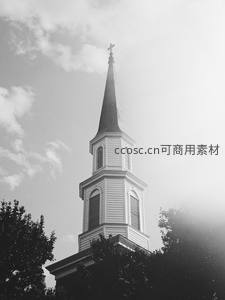 黑白仰拍尖顶教堂直指苍穹