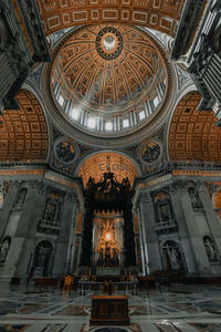 宏伟穹顶教堂内部金碧辉煌
