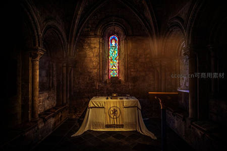 彩色玻璃窗照亮古老石砌礼拜堂