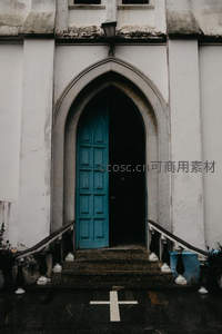 哥特式拱门下的蓝色教堂大门