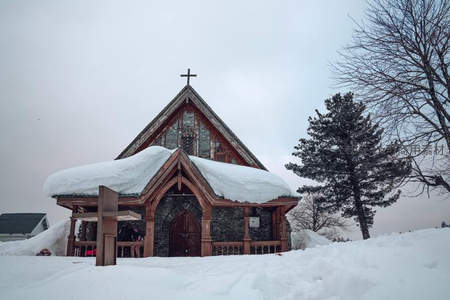 大雪覆盖的石砌教堂静谧冬景