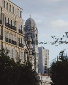 都市丛林中的古典教堂穹顶
