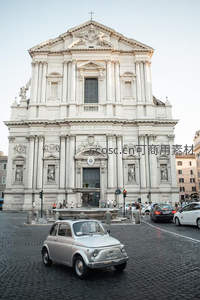 罗马古典教堂前的复古小车
