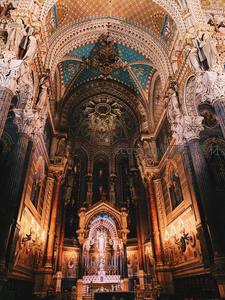 穹顶圣像金碧辉煌耀殿堂