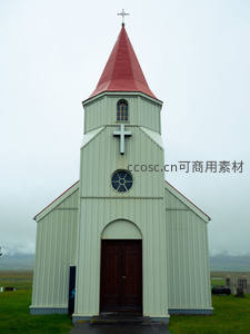 乡村小教堂红顶白墙，宁静安详