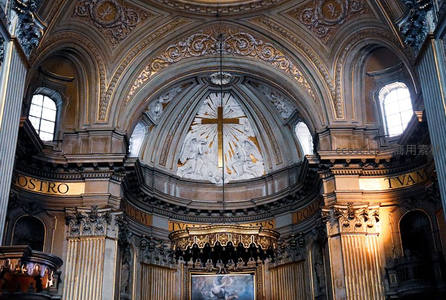 穹顶壁画金碧辉煌，宗教艺术瑰宝