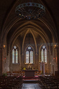 哥特式教堂内部拱顶与彩窗的神圣光影