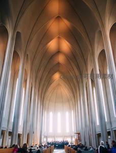 现代教堂内部高耸穹顶下的礼拜场景