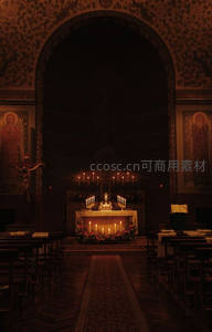 烛光摇曳中的神圣祭坛