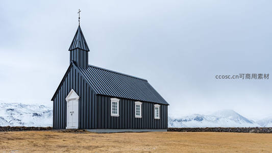 黑教堂孤立雪原，静谧如诗