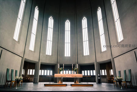 现代教堂内部，高窗洒落神圣之光