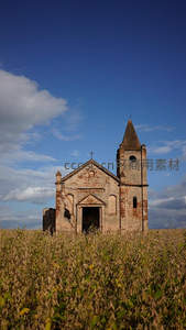 田野中的废弃教堂，蓝天白云下显沧桑之美