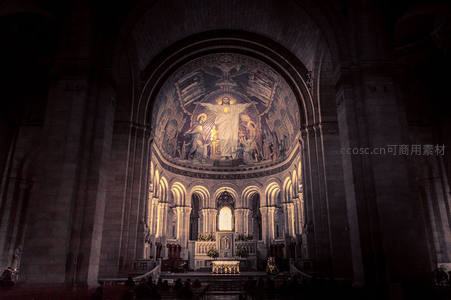 教堂祭坛上方巨幅壁画，耶稣形象庄严神圣